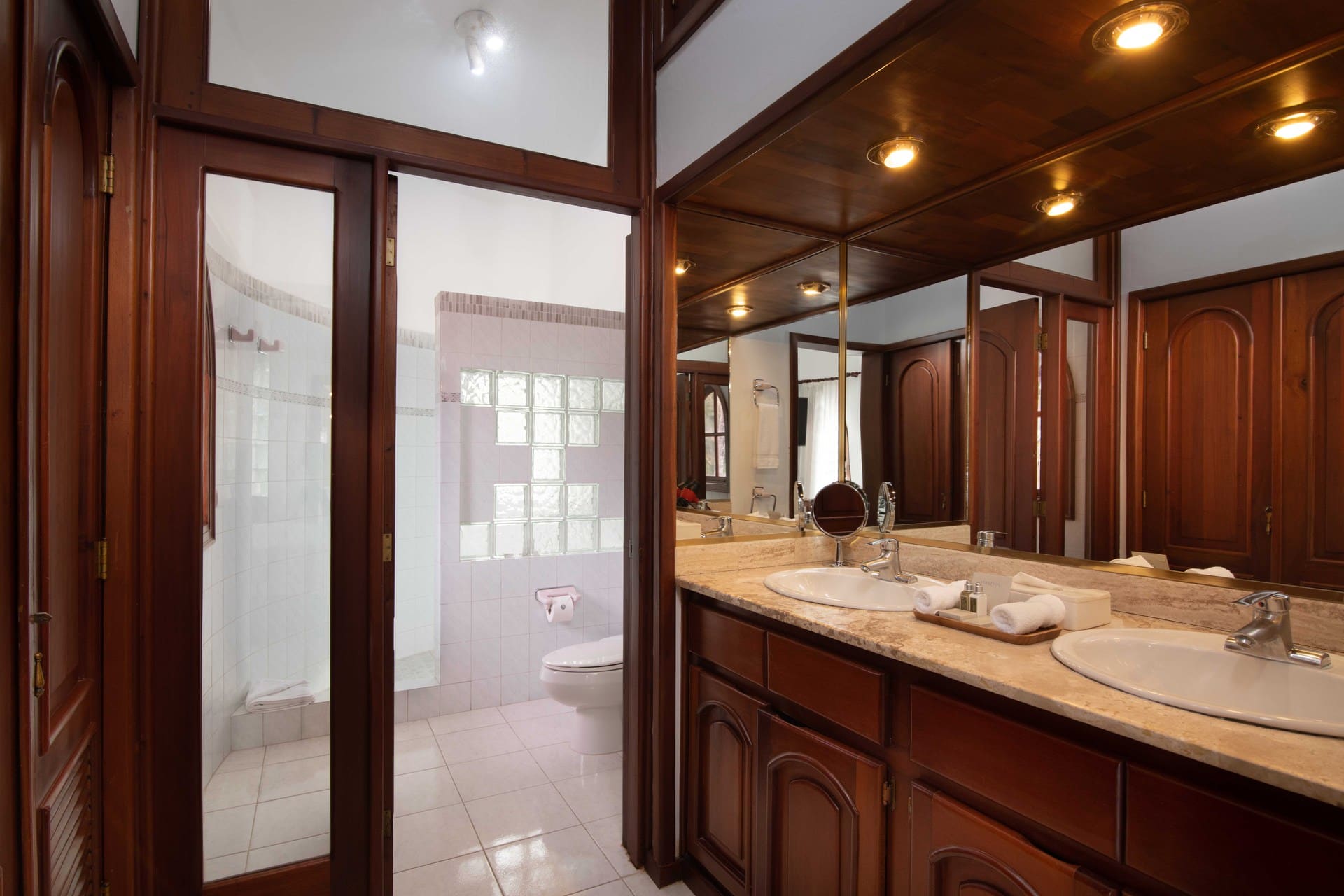 Classic 4 Bedroom Villa Alondra Bathroom