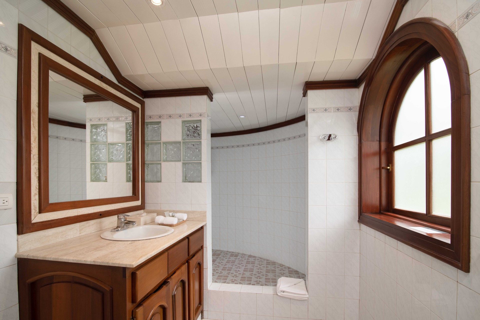 Classic 4 Bedroom Villa Alondra Bathroom