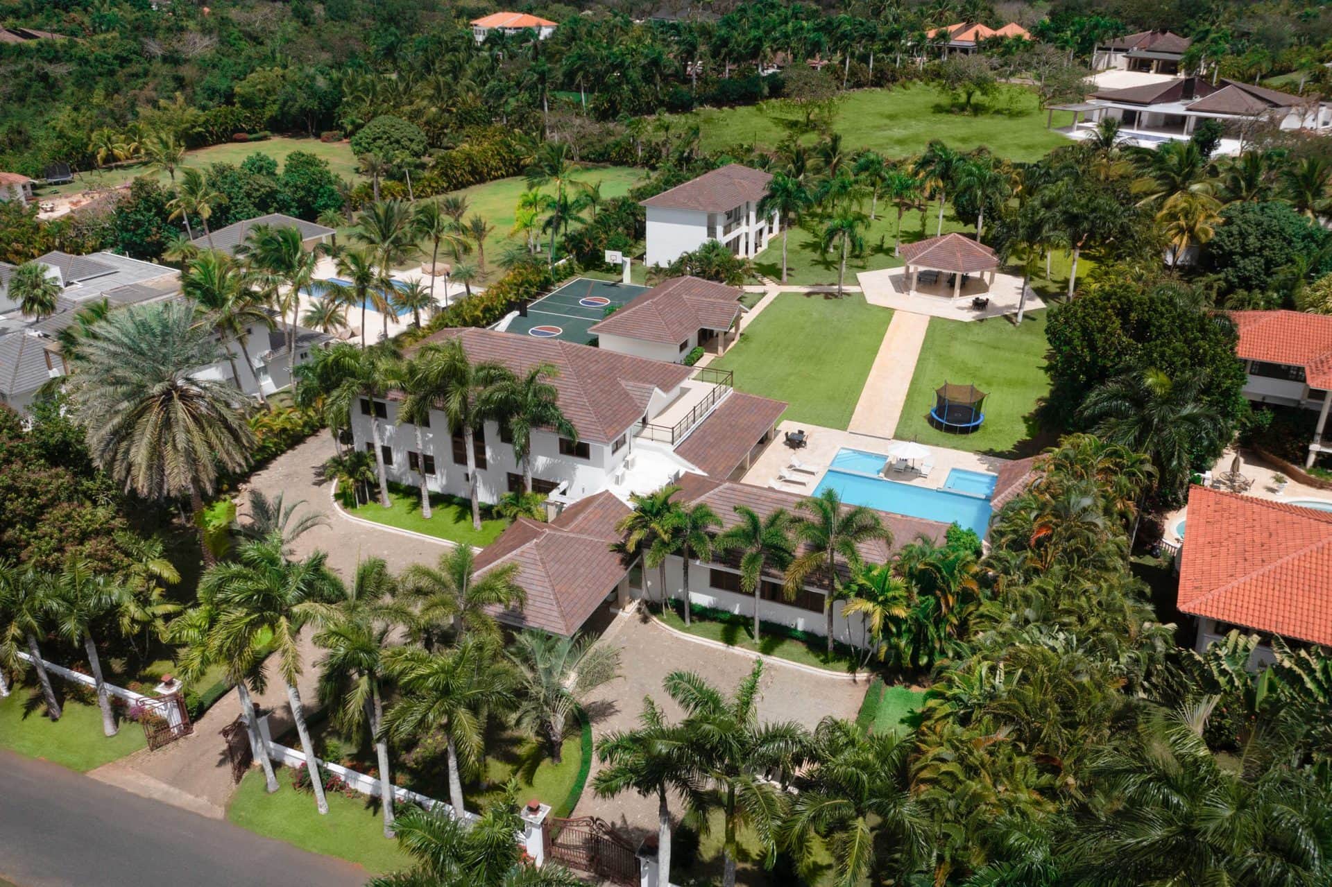 Exclusive 10 Bedroom Villa Colosal Exterior