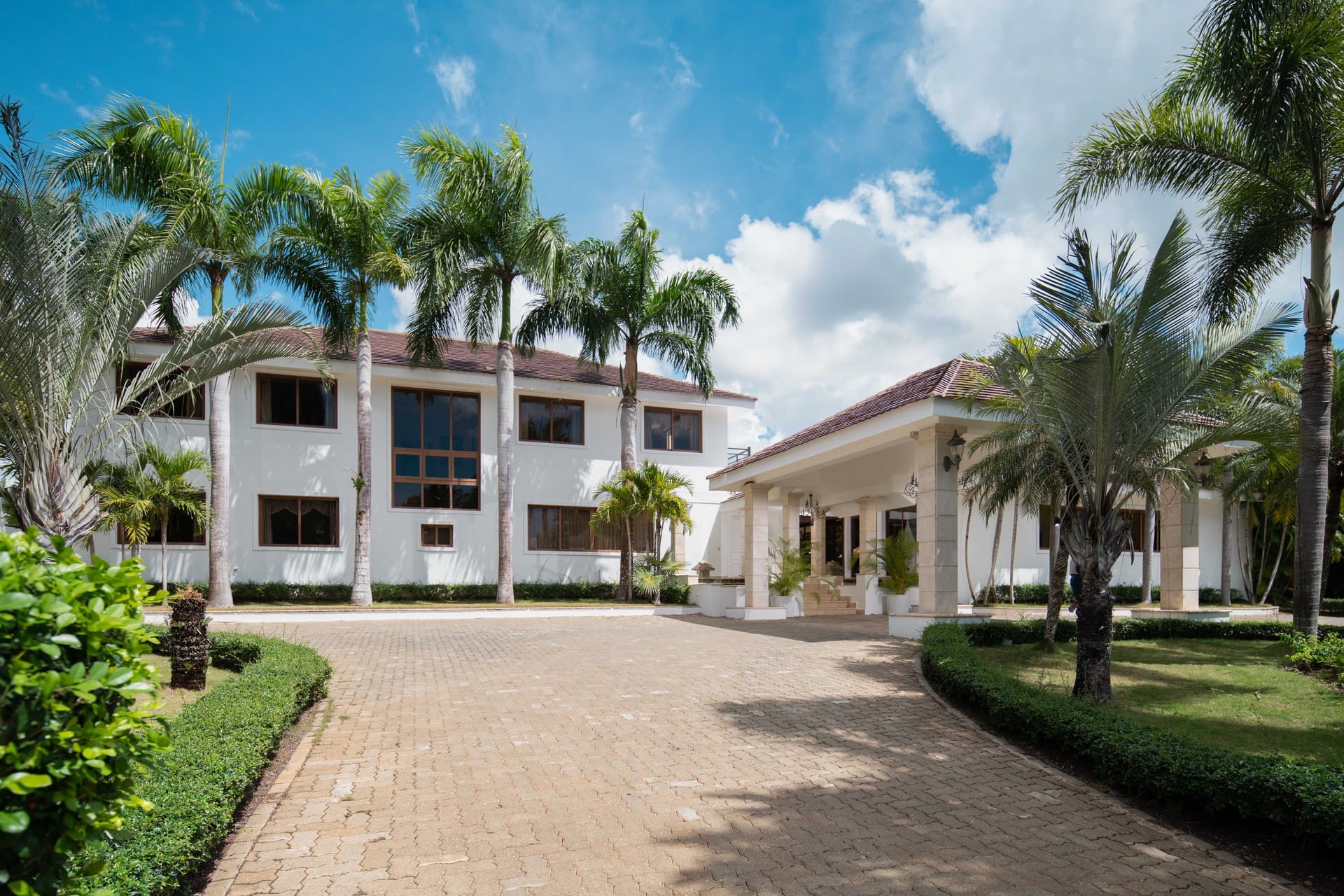 Exclusive 10 Bedroom Villa Colosal Entrance