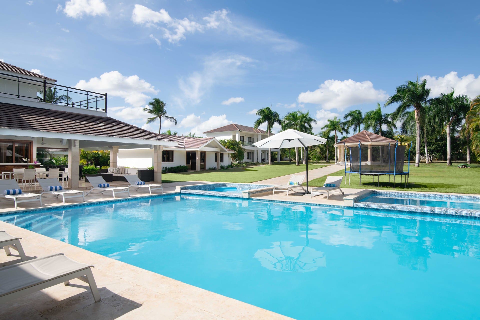 Exclusive 10 Bedroom Villa Colosal Pool