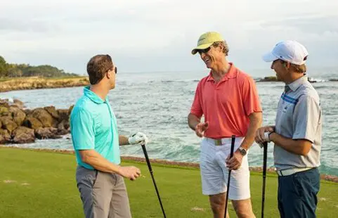 homebres jugando el golf