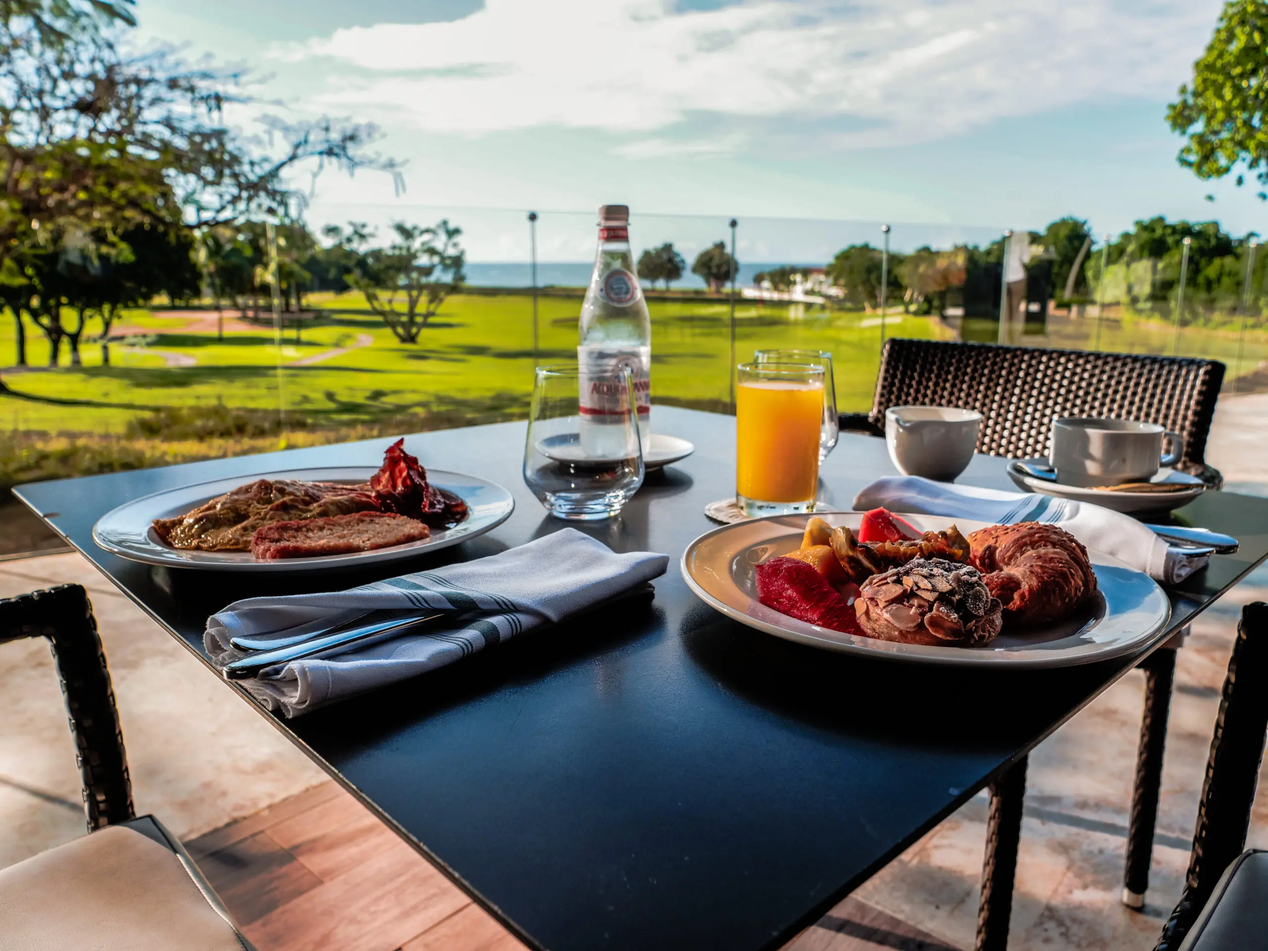 Breakfast a Lago restaurant overlooking golf course and ocean