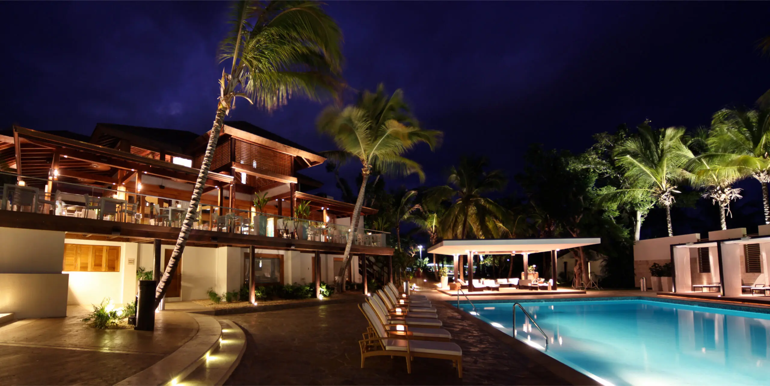 Nighttime view of the outdoor area near La Caña Bar &amp; Restaurant
