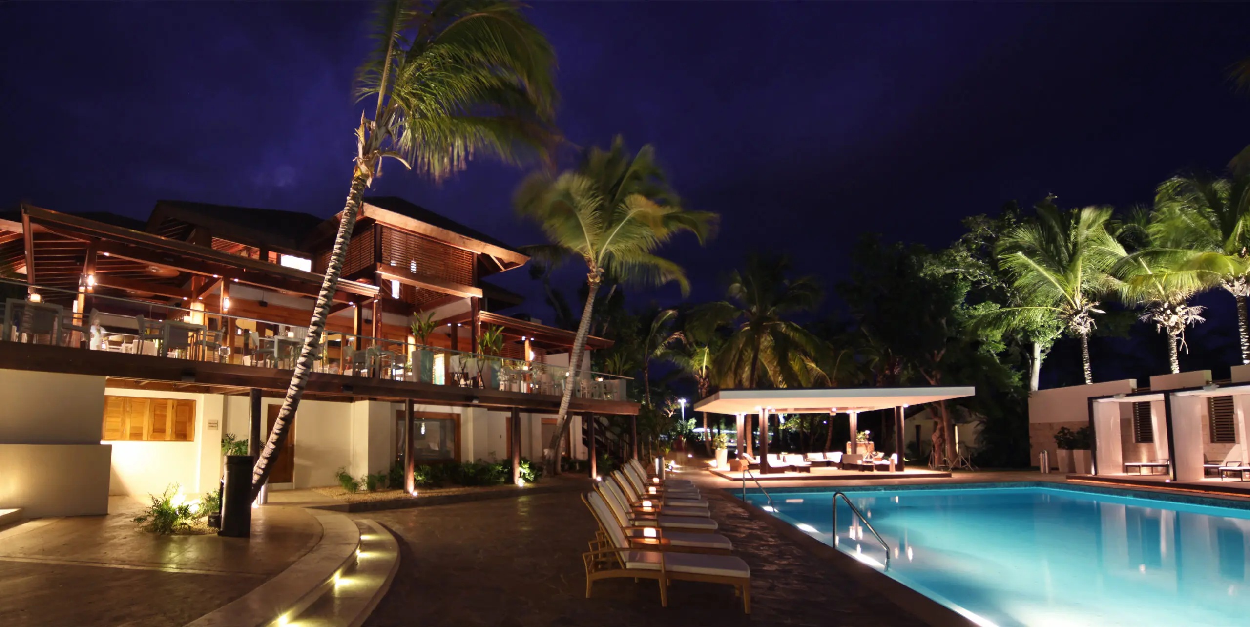 Outdoor view of La Caña Bar & Restaurant at nighttime