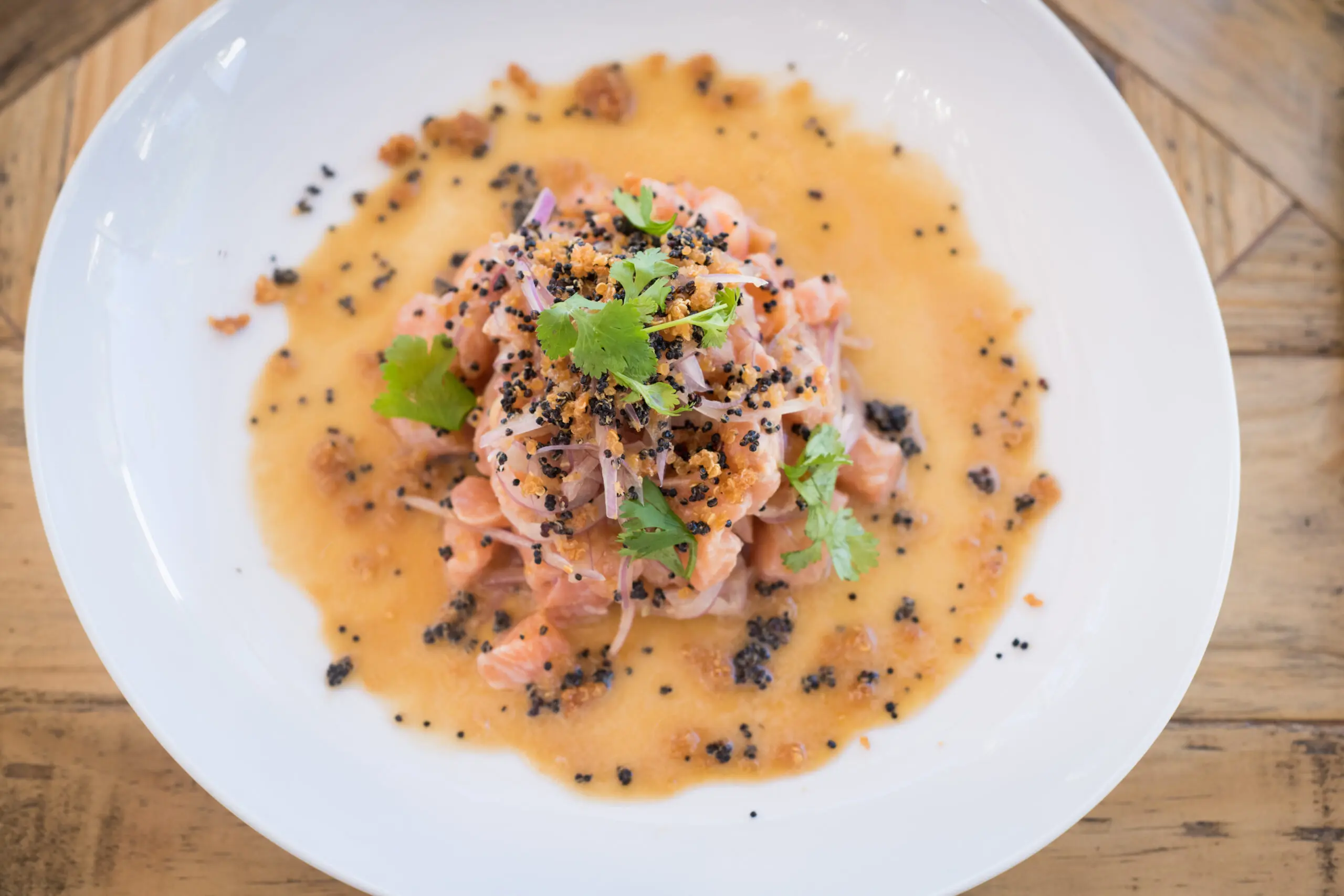 Un vibrante plato de mariscos servido en Minitas Beach Club &amp; Restaurant en Casa de Campo Resort &amp; Villas