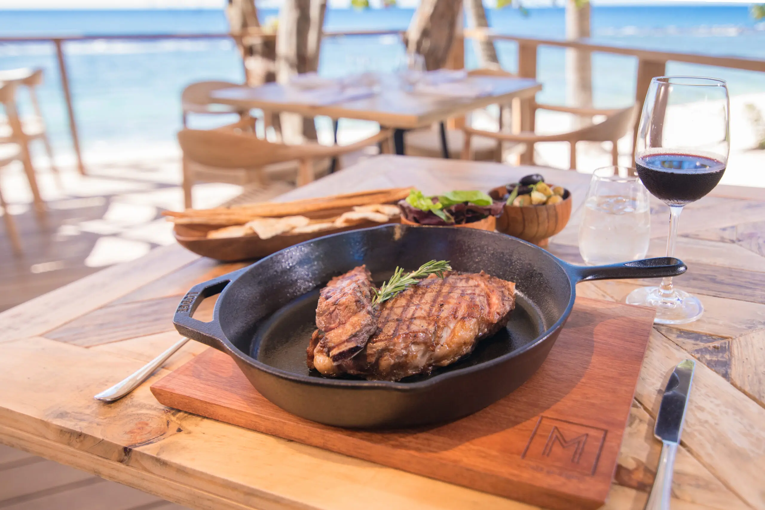 Un exquisito y colorido plato de mariscos, servido en Minitas Beach Club &amp; Restaurant de Casa de Campo Resort &amp; Villas.