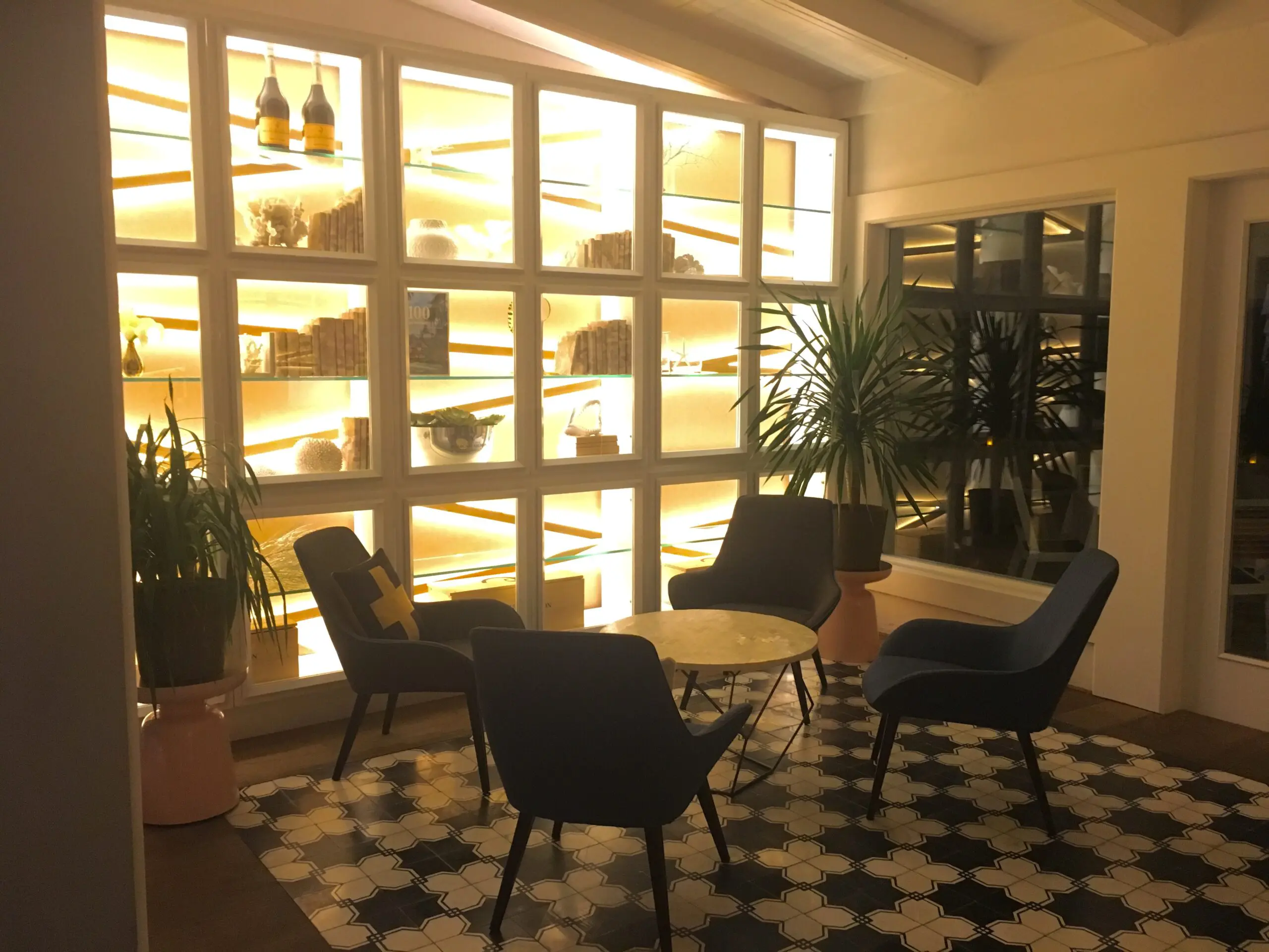 Encantadora zona de lounge con asientos acogedores en SBG