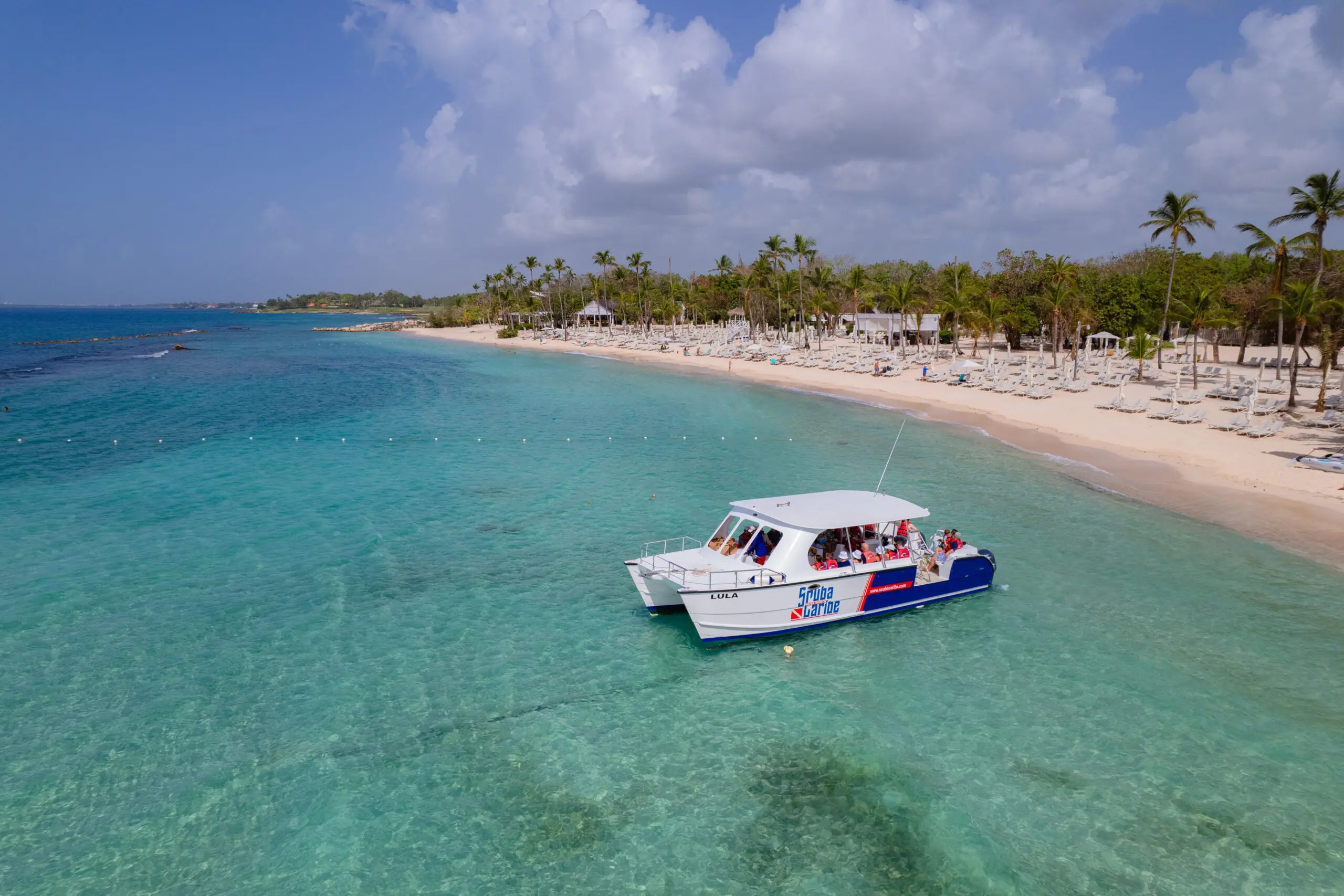 Catamarán espera a huéspedes para una excursión.