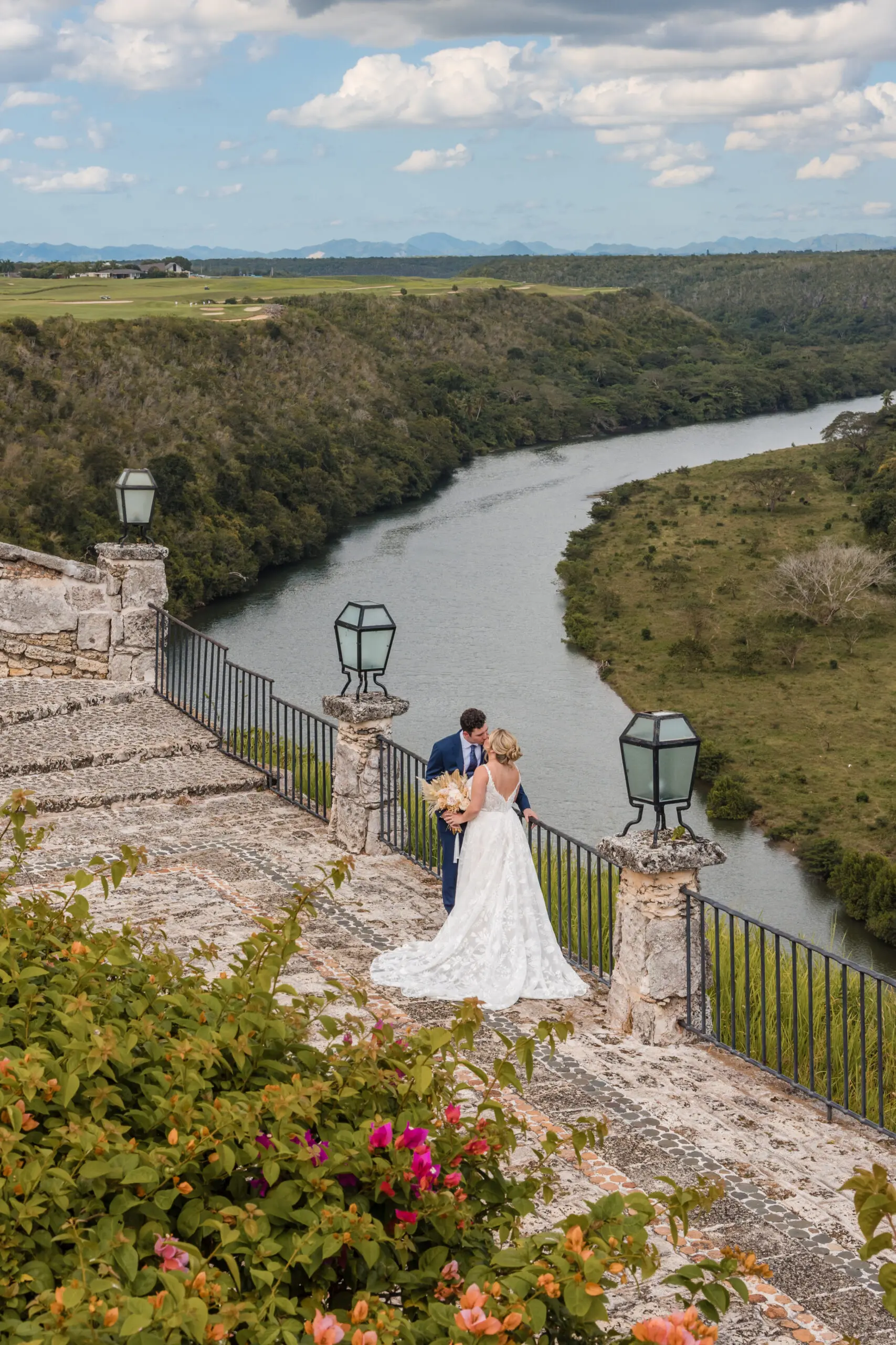Pareja se besa junto al Río Chavón