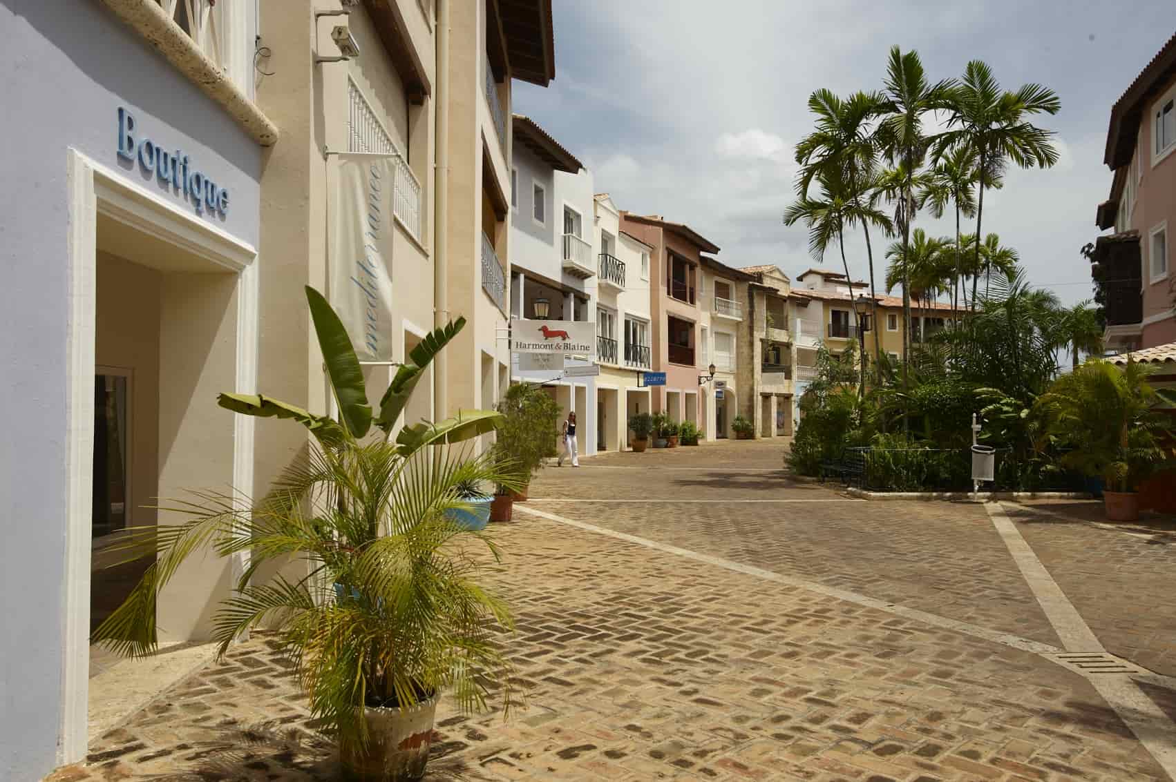 la Marina brinda una amplia selección de tiendas para todos sus antojos