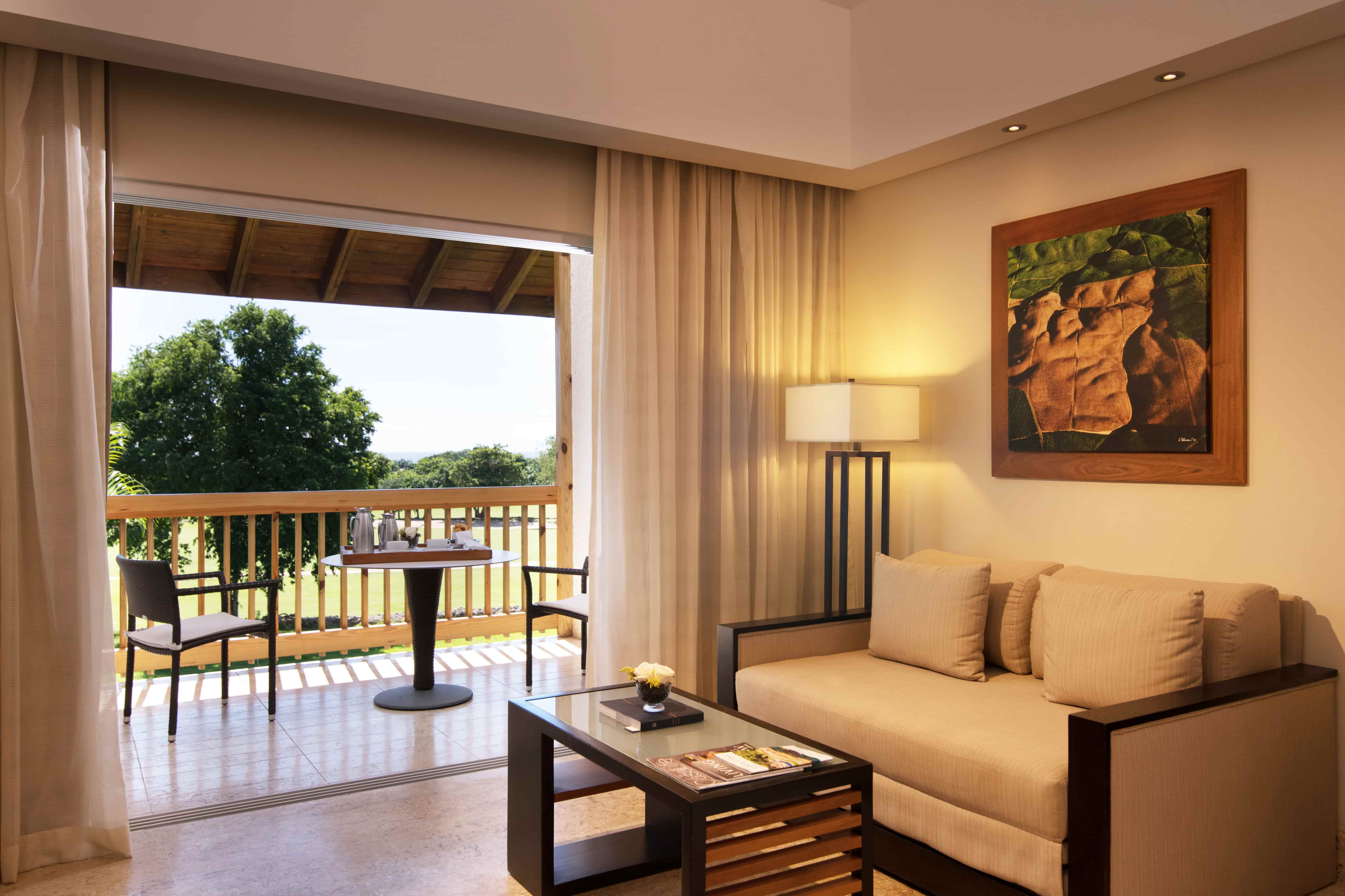 Disfrute la hermosa vista a los jardines y campos de golf desde nuestras habitaciones de primer y segundo piso en Casa de Campo Resort & Villas