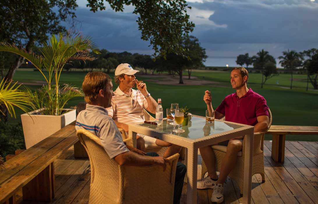 Después de una ronda inolvidable de golf, relájese en el Bar Hoyo 19