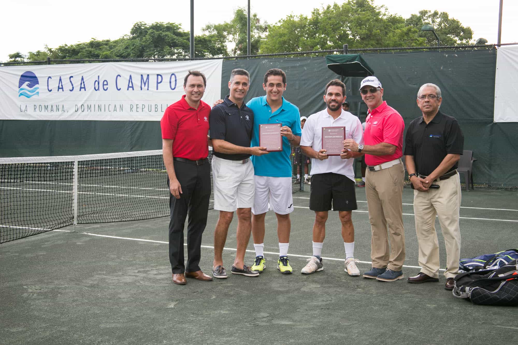 Los tenistas profesionales, Nicolás Almagro y Víctor Estrella Liz, en el Centro de Tenis de Casa de Campo Resort & Villas