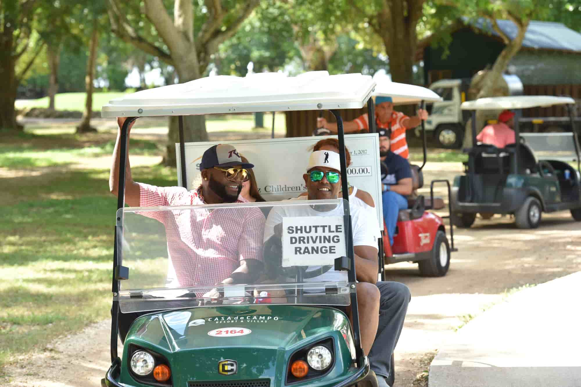 David Ortiz recorre los campos de golf en Casa de Campo Resort & Villas