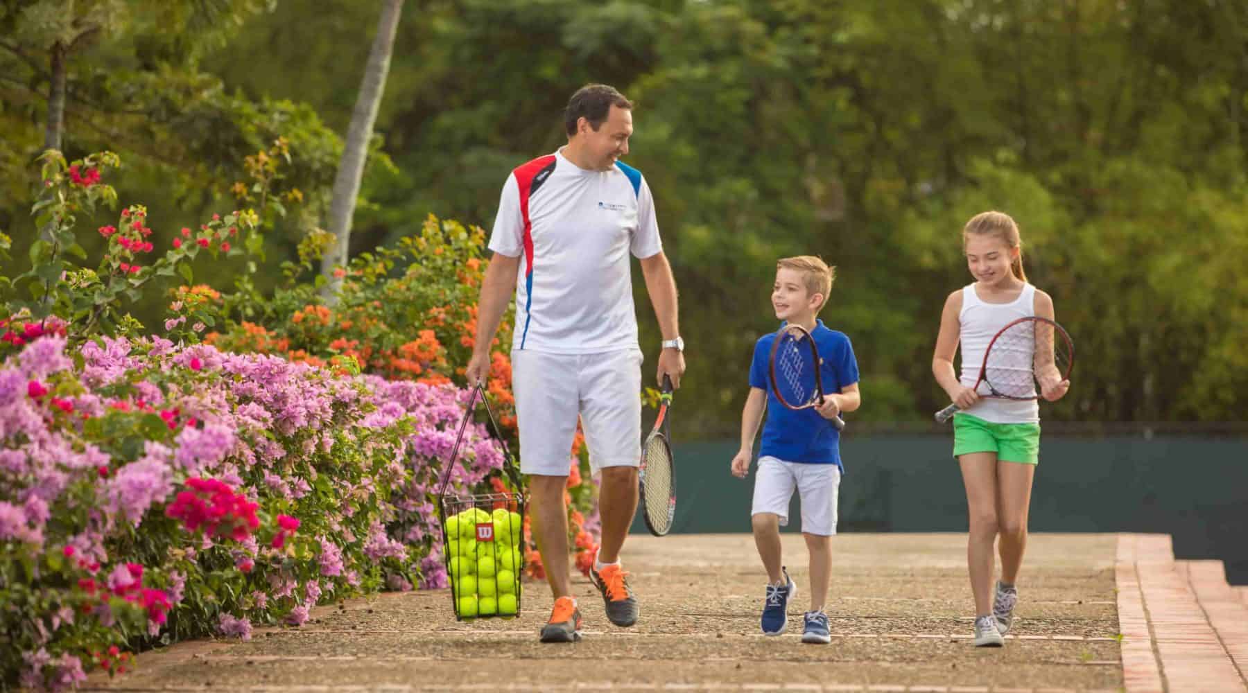 La Terraza Tennis Center kids and instructor