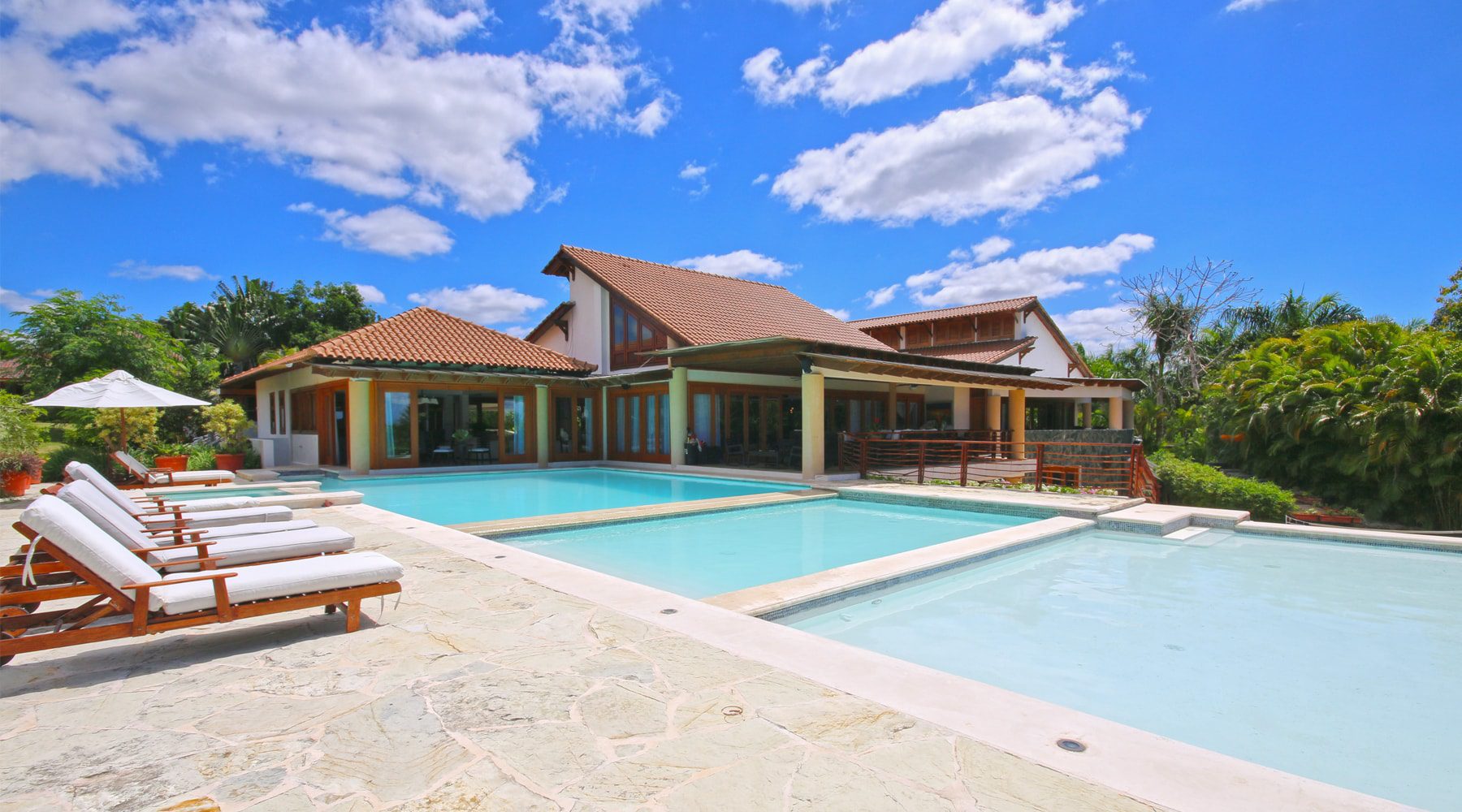 Villa Radiante Private Pool and Lounge Area