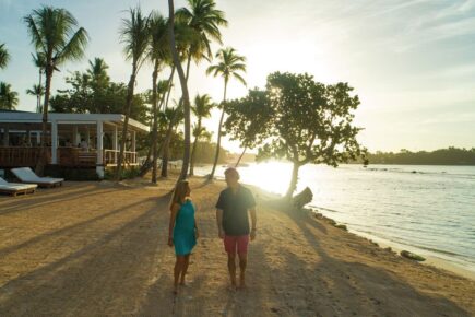 Minitas beach couple