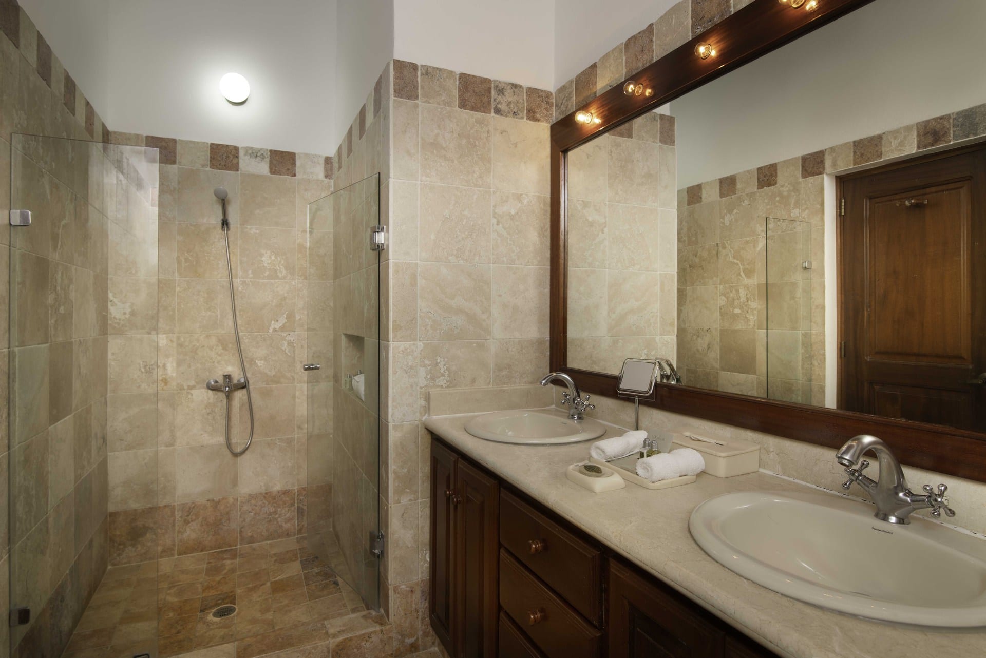 Classic 5 Bedroom Villa Toscana Bathroom