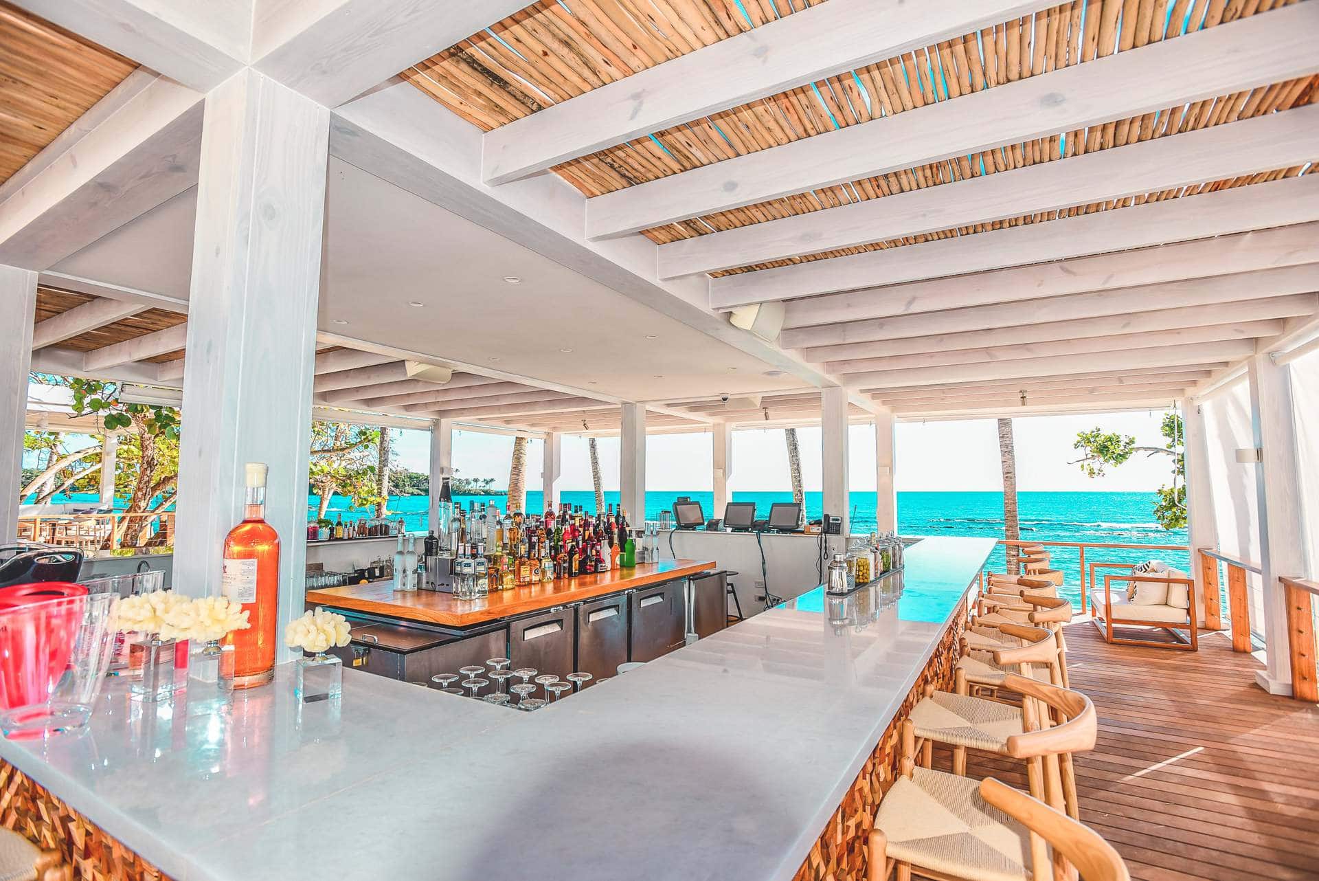 Bar area with an ocean view at Minitas Beach Club & Restaurant
