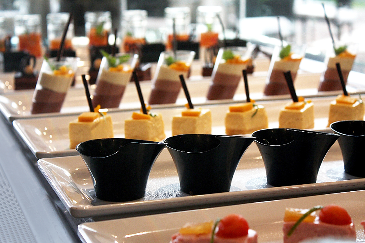 Platos de comida vibrantes servidos en Lago Restaurant.