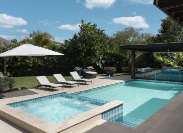 Refreshing pool and jacuzzi in the secluded backyard of our Casa Sonare Classic Villa